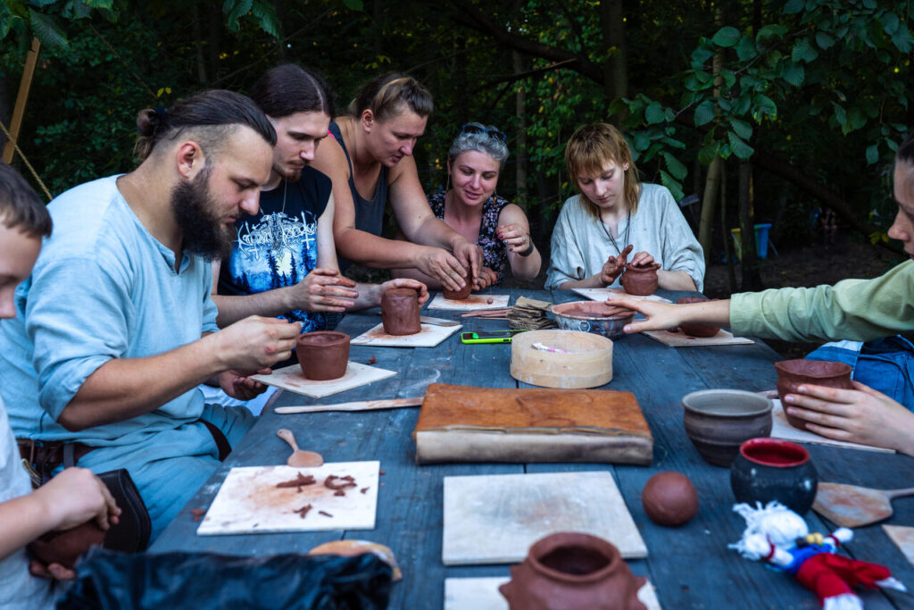 Warsztaty  lepienia z gliny naczyń  historyczną techniką