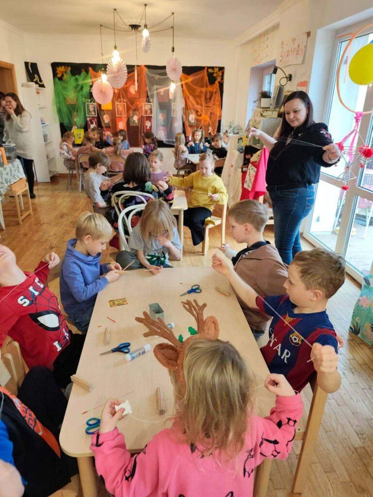 warsztaty w szkole podstawowej z tworzenia pająków ludowych