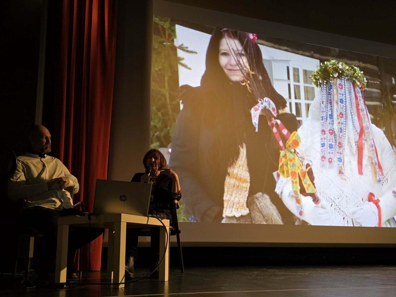 Krystyna Jankowska i Marcin Sadowski z Fundacji Rodzima Ziemia prowadzą wykład o tradycjach kolędowania i kulturze słowiańskiej w Białołęckim Ośrodku Kultury