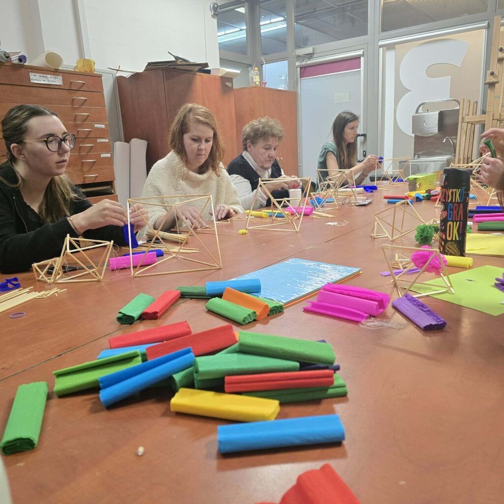 warsztaty rękodzieła ludowego – nauka tworzenia tradycyjnych słowiańskich pająków ze słomy i kolorowej bibuły