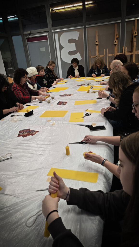 Uczestnicy warsztatów tworzenia świec z wosku pszczelego Fundacji Rodzima Ziemia