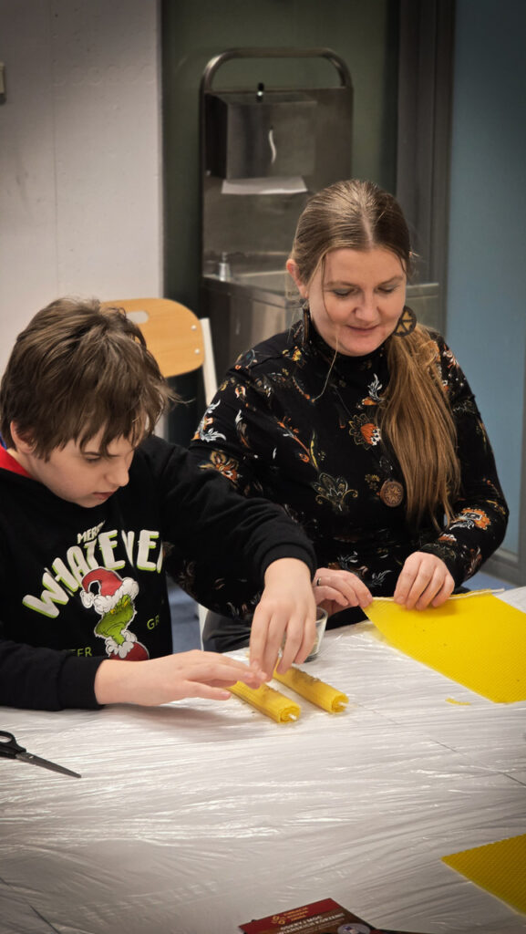 Uczestnicy warsztatów tworzenia świec z wosku pszczelego Fundacji Rodzima Ziemia