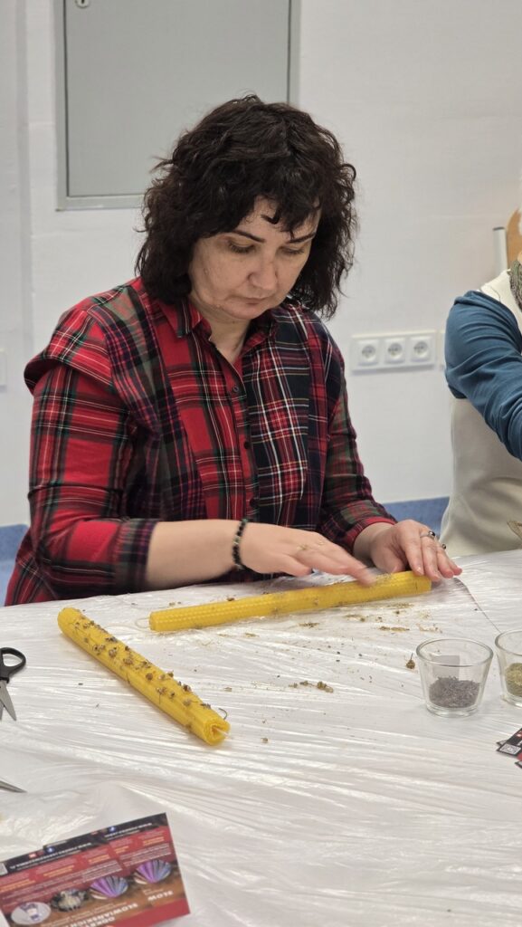 Proces tworzenia ekologicznych świec z wosku pszczelego podczas spotkania o słowiańskich tradycjach.