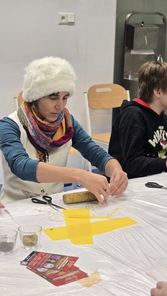 Proces tworzenia ekologicznych świec z wosku pszczelego podczas spotkania o słowiańskich tradycjach.