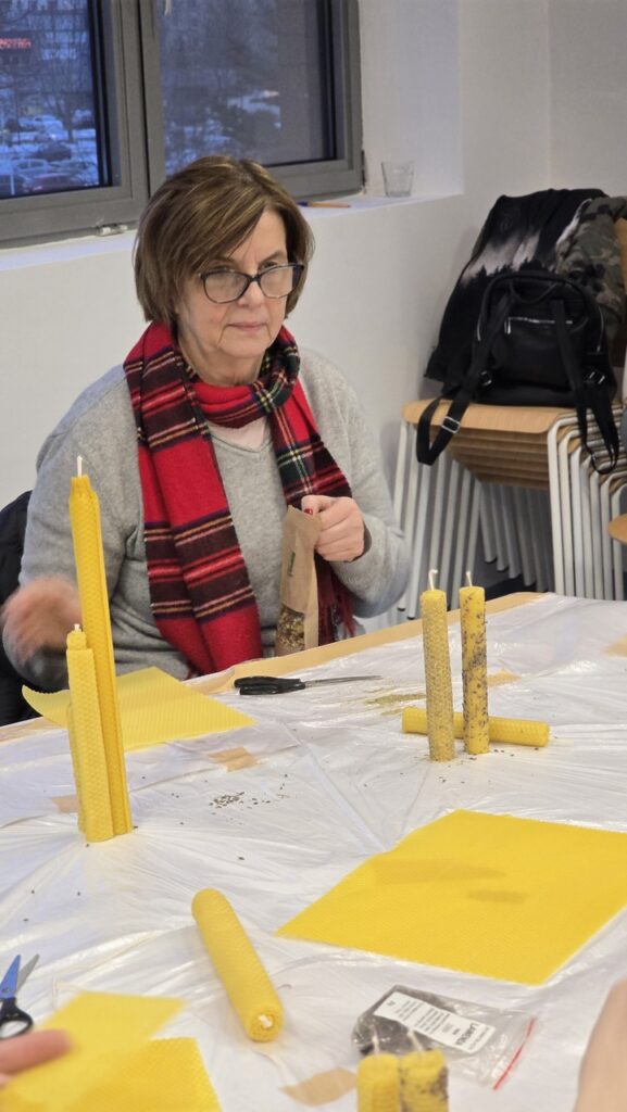 Proces tworzenia ekologicznych świec z wosku pszczelego podczas spotkania o słowiańskich tradycjach.