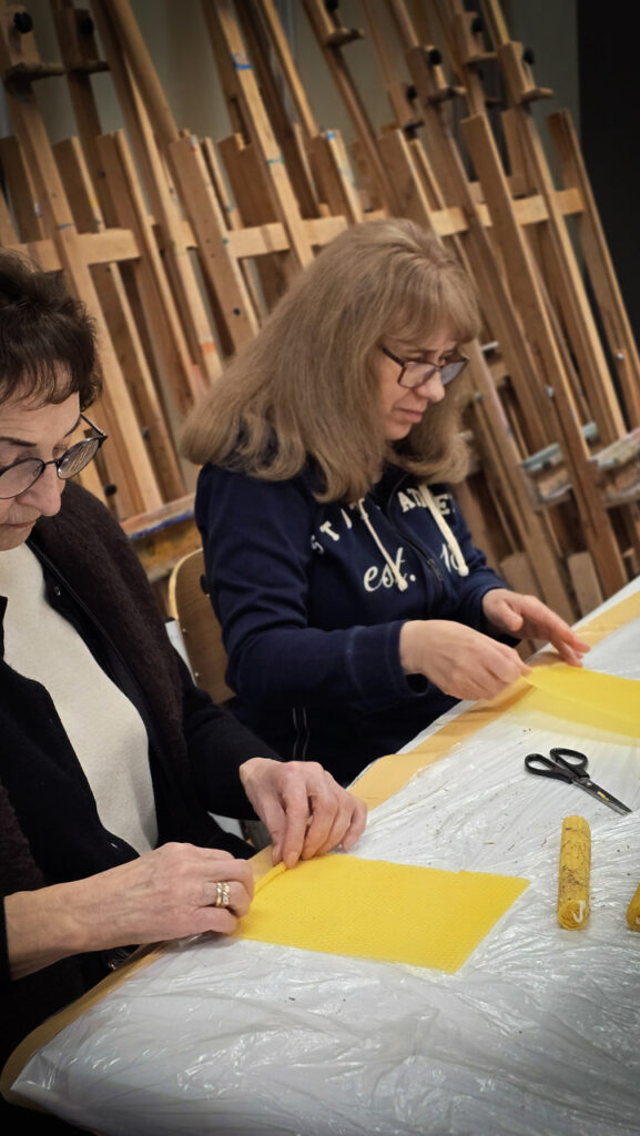 Uczestnicy warsztatów tworzenia świec z naturalnego wosku pszczelego organizowanych przez Fundację Rodzima Ziemia.