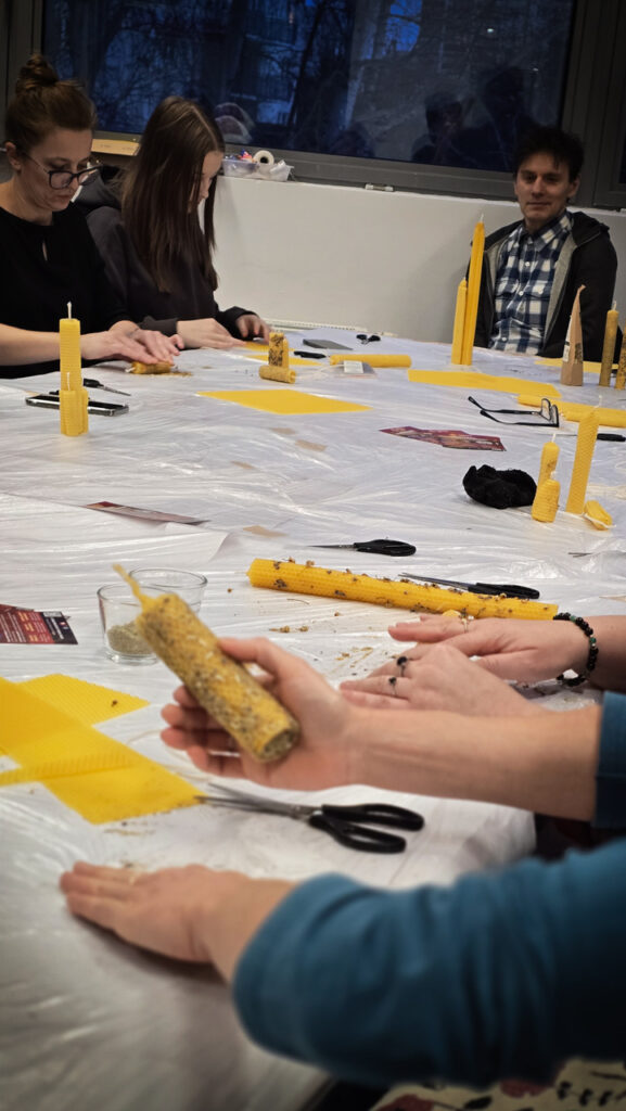 Uczestnicy warsztatów tworzenia świec z naturalnego wosku pszczelego organizowanych przez Fundację Rodzima Ziemia.