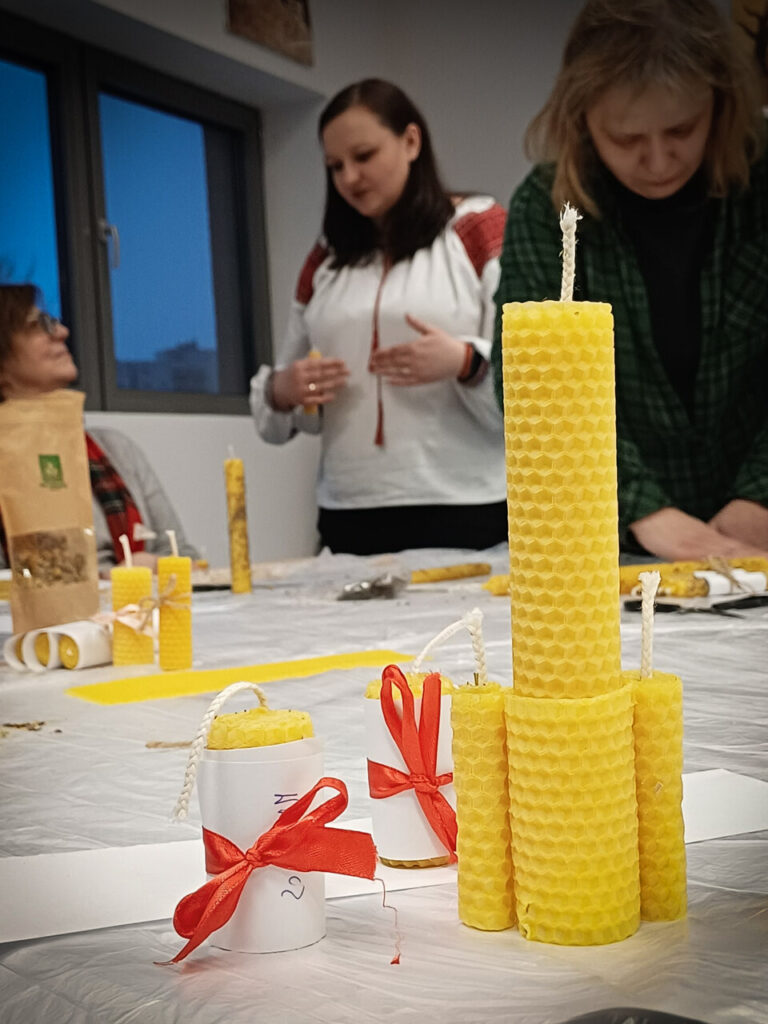 Marlena Jurczak z Fundacji Rodzima Ziemia prezentuje techniki tradycyjnego rzemiosła i wyrobu świec.